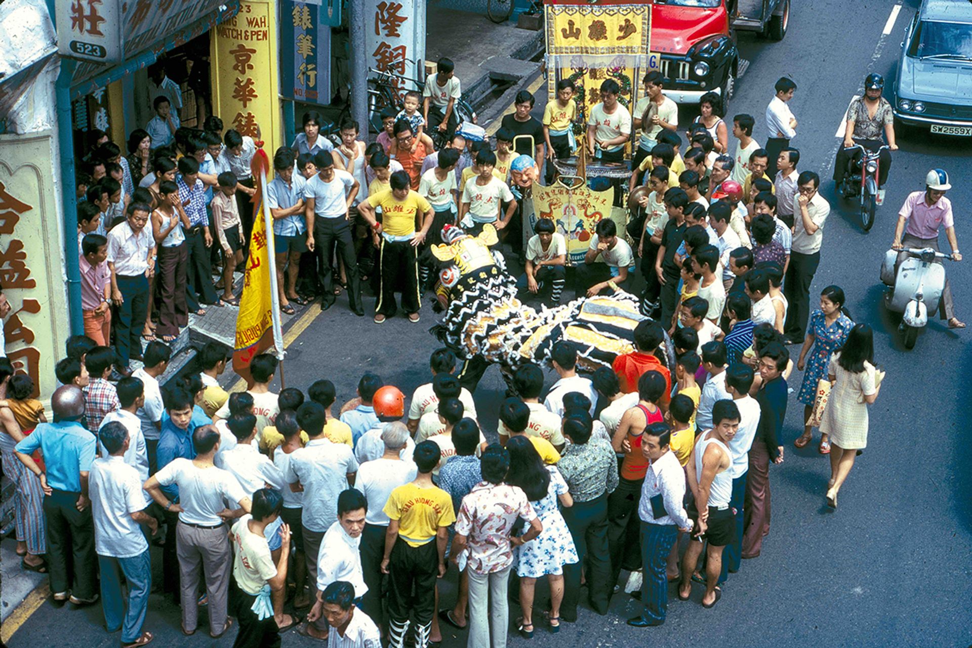 A lion dance troupe performing along North Bridge Road in February 1975.