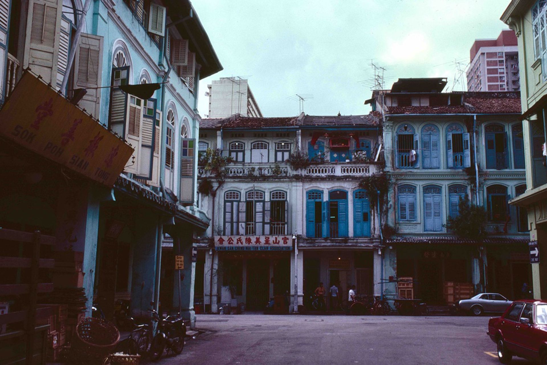 Photographed in the 1970s, these types of shophouses were built between the 1840s and the 1950s, with each generation topping the previous one in height and architectural style. Some of the tallest ones which are four or five storeys can be seen at Boat Quay, sitting alongside simpler two-storey shophouses.