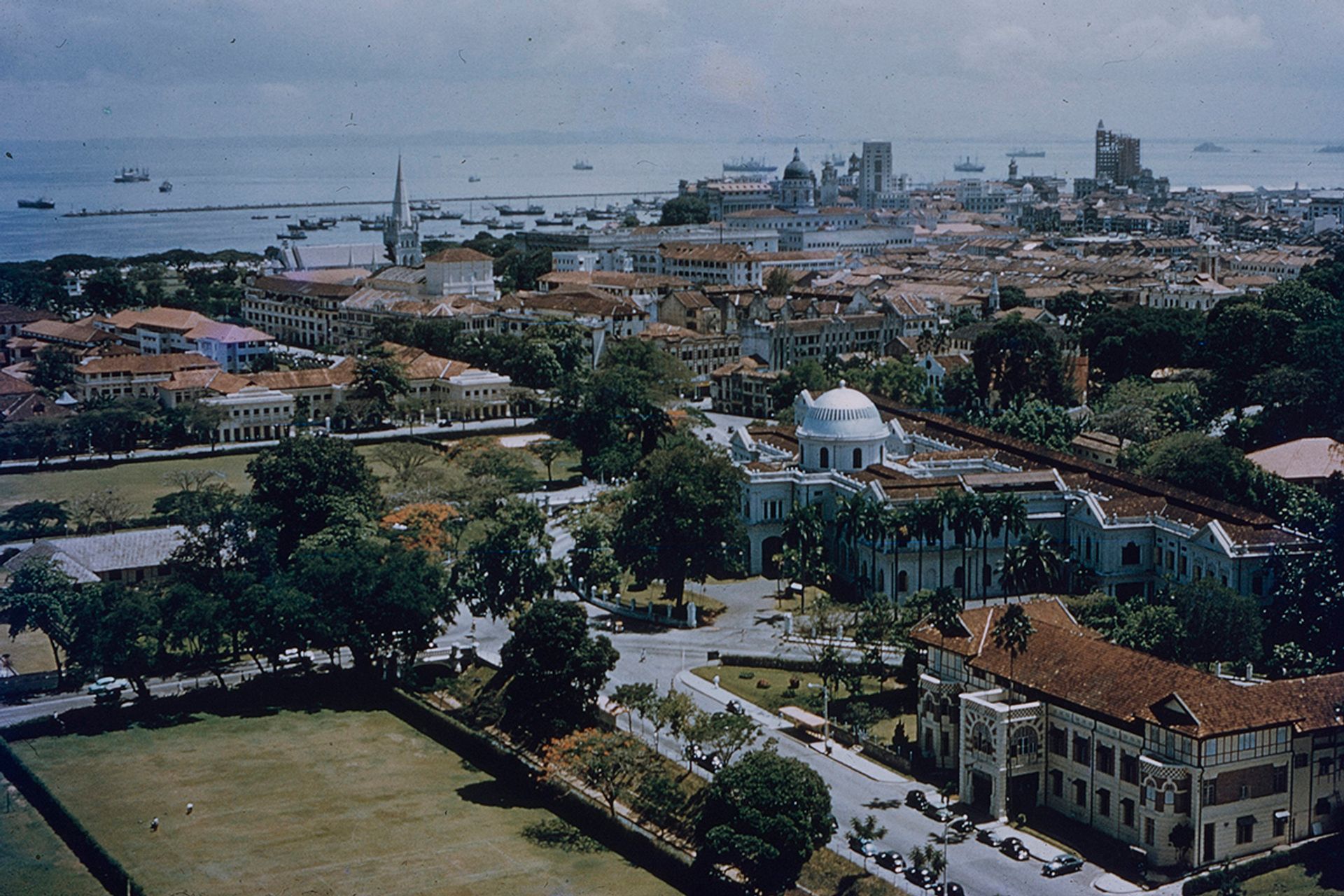 A view of Stamford Road facing the harbour, with the National Museum and old YMCA building on the right, and St Andrew’s Cathedral and the Supreme Court building in the background. This photograph was taken in the late 1950s, before the construction of the National Library Building in Stamford Road.