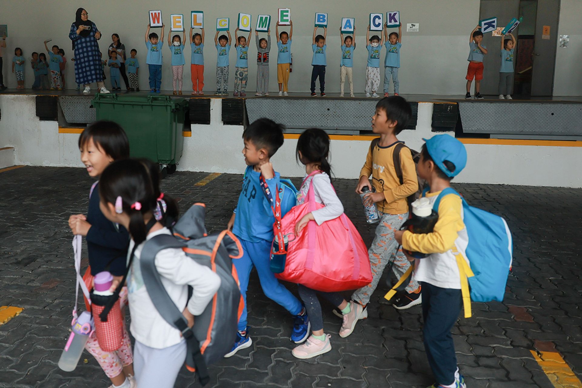 Children and staff of Creative O Preschoolers’ Bay cheer the K2 seniors and welcome them back after the camp. This makes the younger children curious about the camp and look forward to their own camp experience.