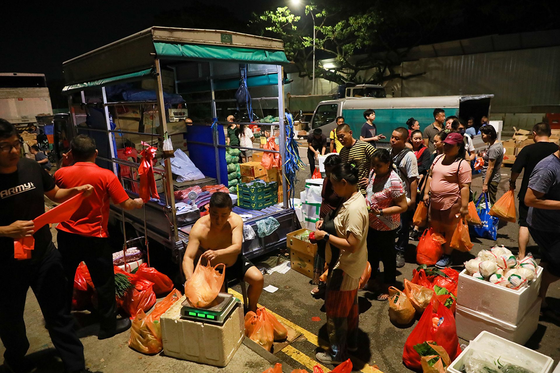 The vendors begin setting up as early as 7.45pm every evening, but the crowd reaches its peak at around 10pm when customers turn up after work or dinner.