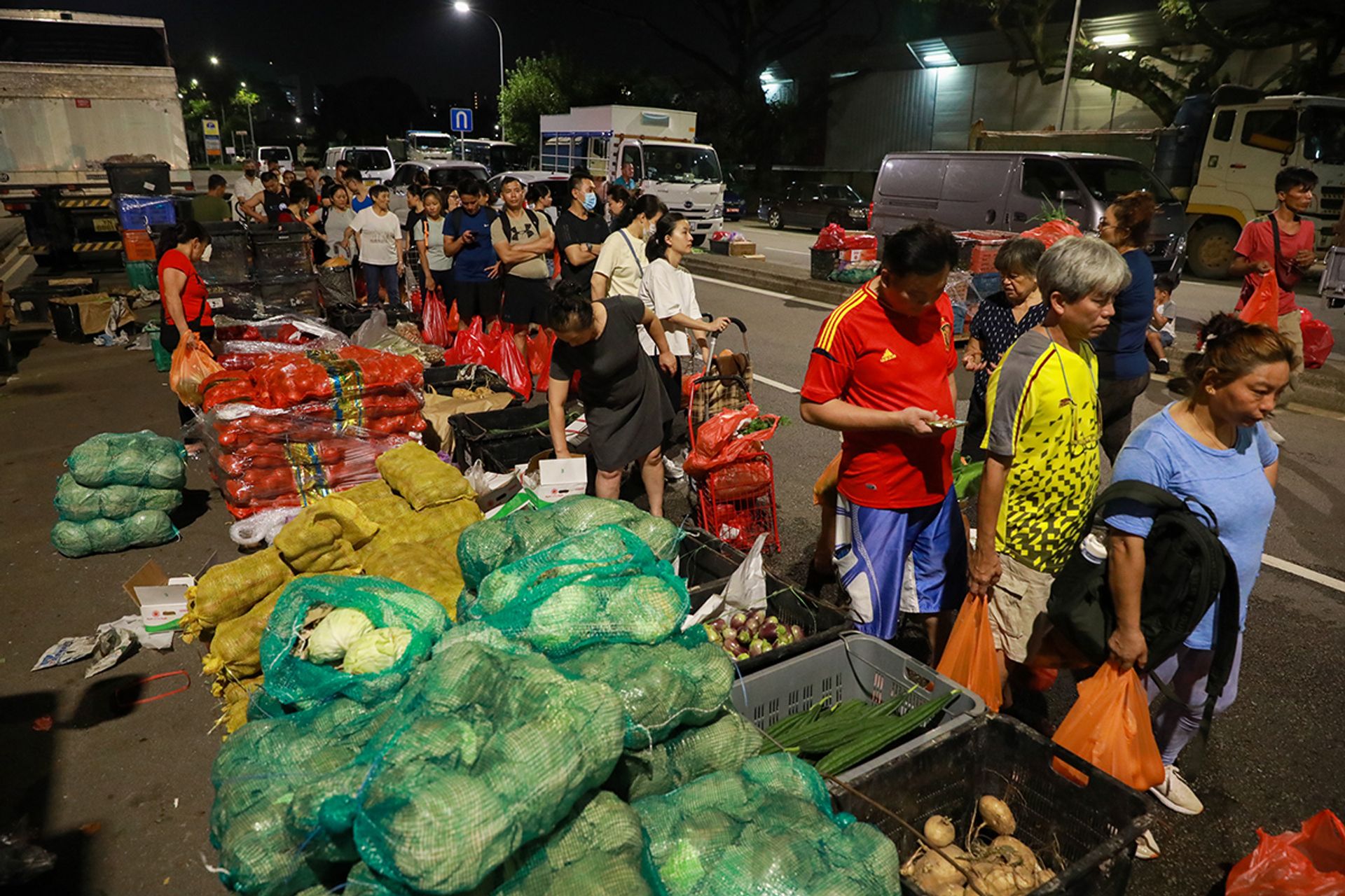 Some 200 types of fruits and vegetables are sold at the market every night. The produce comes mainly from Malaysia, Thailand, Vietnam, and China, although some Korean strawberries and Australian pumpkins are known to make a seasonal appearance.