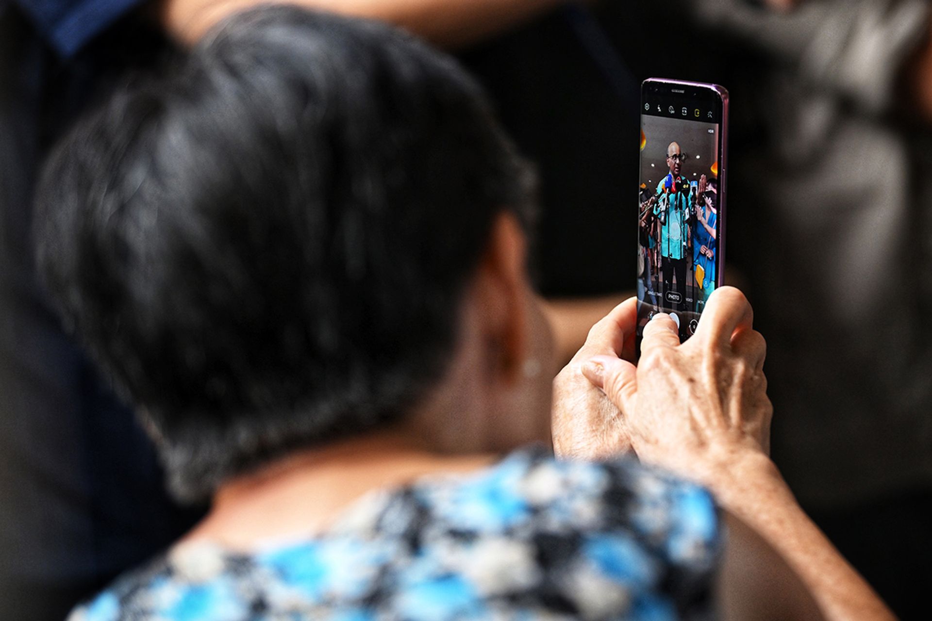 A hawker centre patron snapping a photo of Mr Tharman at Tiong Bahru market on Aug 26, 2023. ST PHOTO: CHONG JUN LIANG