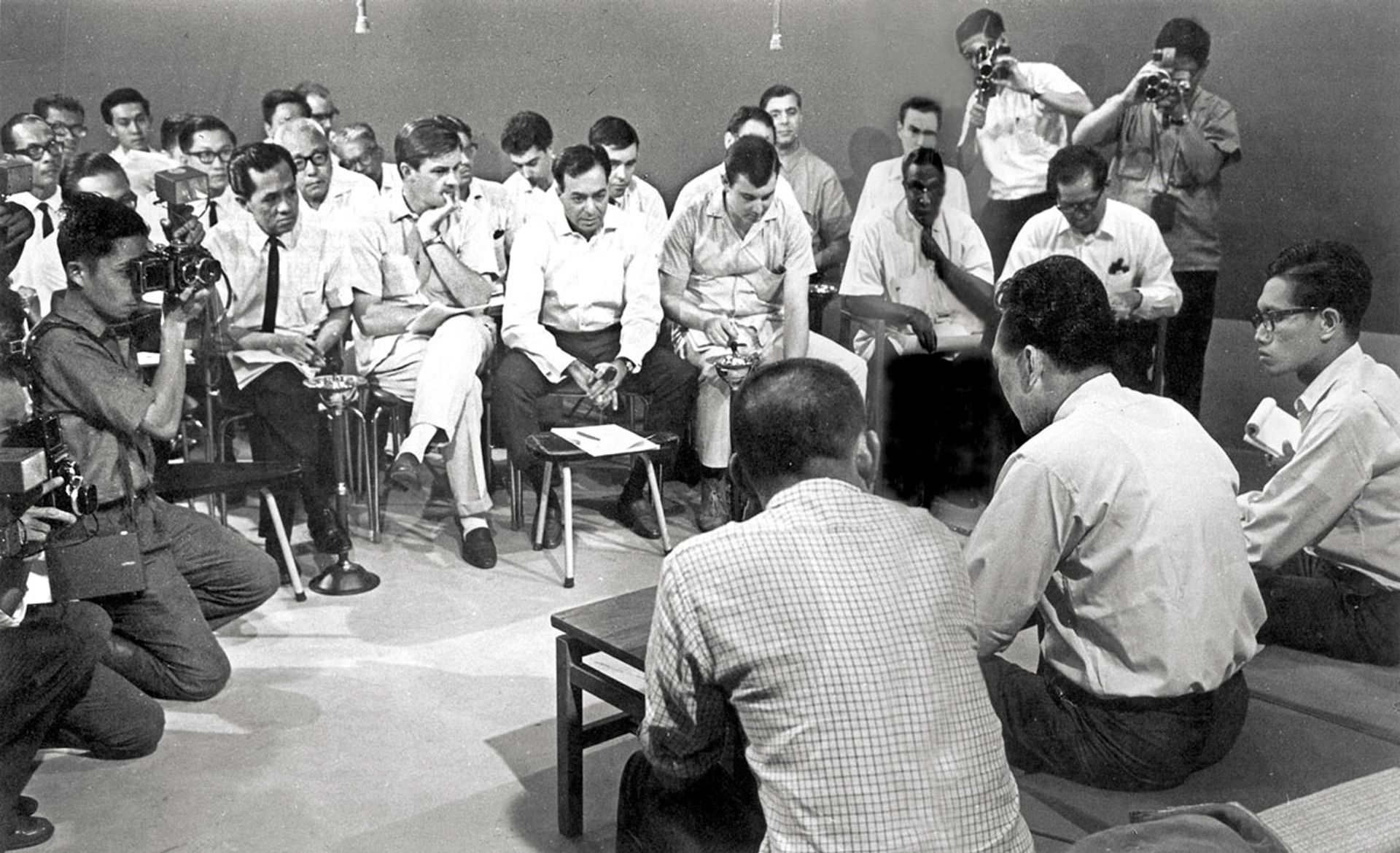 Mr Lee (foreground, second from right) speaking to reporters at a television studio in Caldecott Hill on Aug 9, 1965, when he announced Singapore’s separation from Malaysia. He said he had believed his whole life in the unity of the two territories. ST Photo: Ali Yusoff