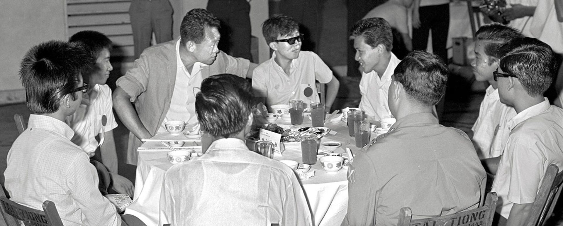 Mr Lee talking to enlisted national servicemen at a sending-off dinner in Tanjong Pagar on Aug 29, 1967. To strengthen Singapore’s security and defence, Mr Lee introduced a law in 1967 requiring all male Singapore citizens and permanent residents aged 18 and above to do national service. To boost the morale of those enlisted, sending-off parties were organised in all constituencies. ST Photo: Low Yew Kong