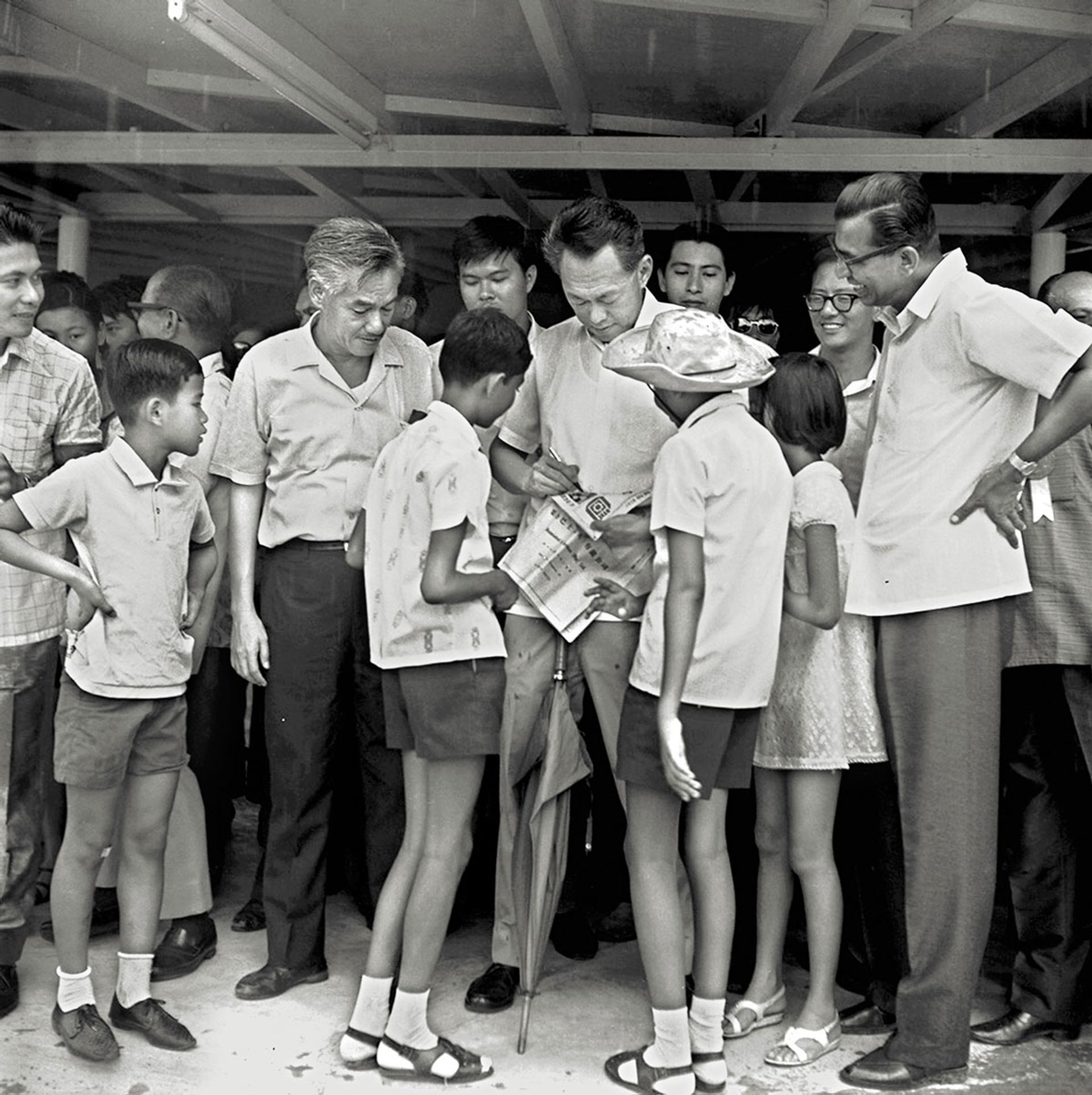 A group of students seeking Mr Lee’s autograph at the Kallang Amusement Park on Labour Day in 1971. ST Photo: Mazlan Badron