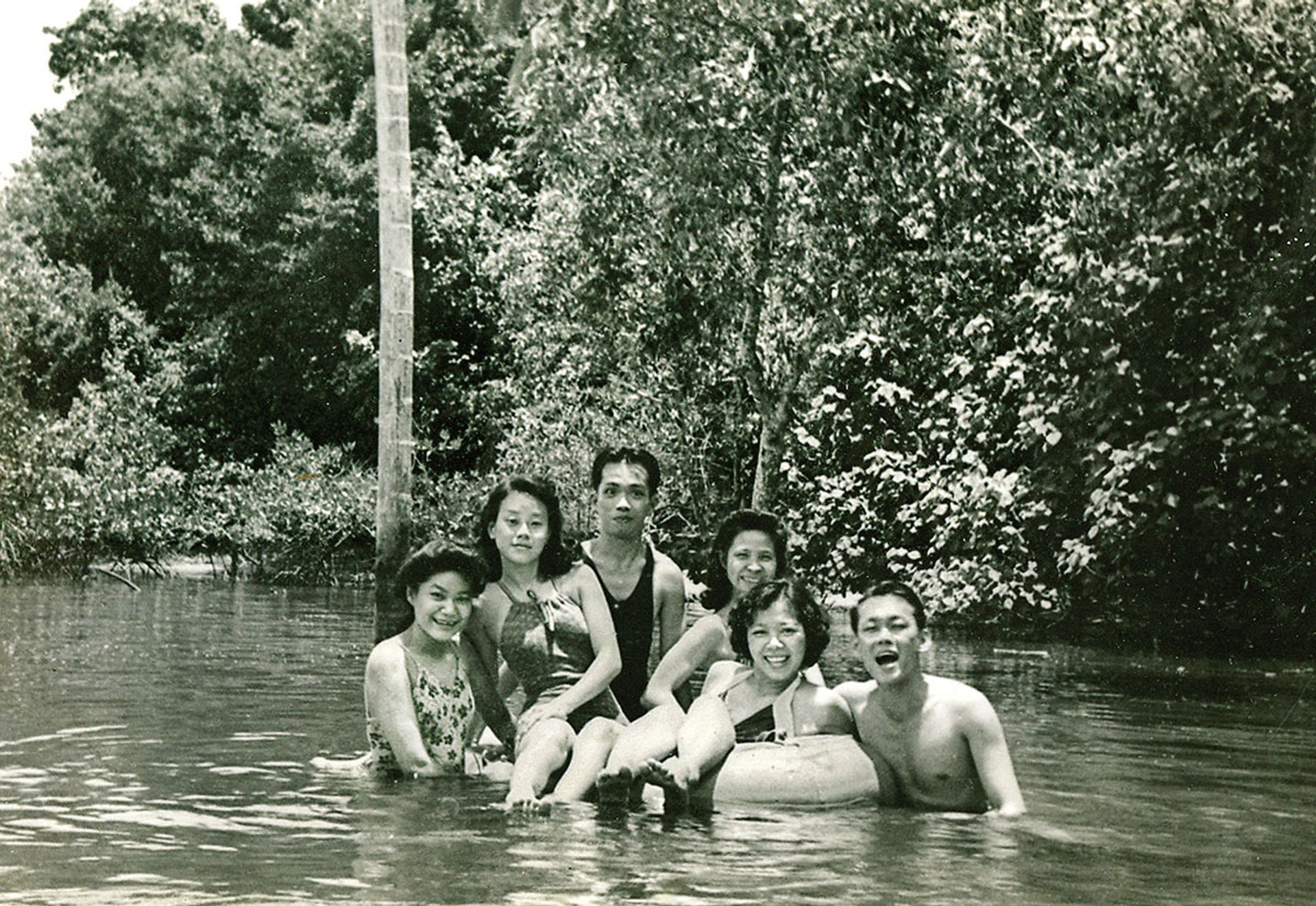 Mr Lee (right) began dating Ms Kwa Geok Choo (second from right) during World War II. The young couple would go for walks together and occasionally joined others, including (from left) neighbour Chua Swee Sin, Mr Lee’s sister Monica and Raffles College friend Kwan Sai Kheong and his wife Polly at Punggol river for a picnic and a swim. Source: Lee Kuan Yew