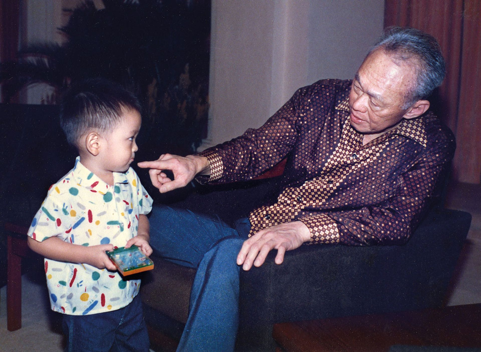 Mr Lee with Hsien Yang’s eldest of three sons, Shengwu, on June 7, 1987, at the Istana. Source: Lee Kuan Yew