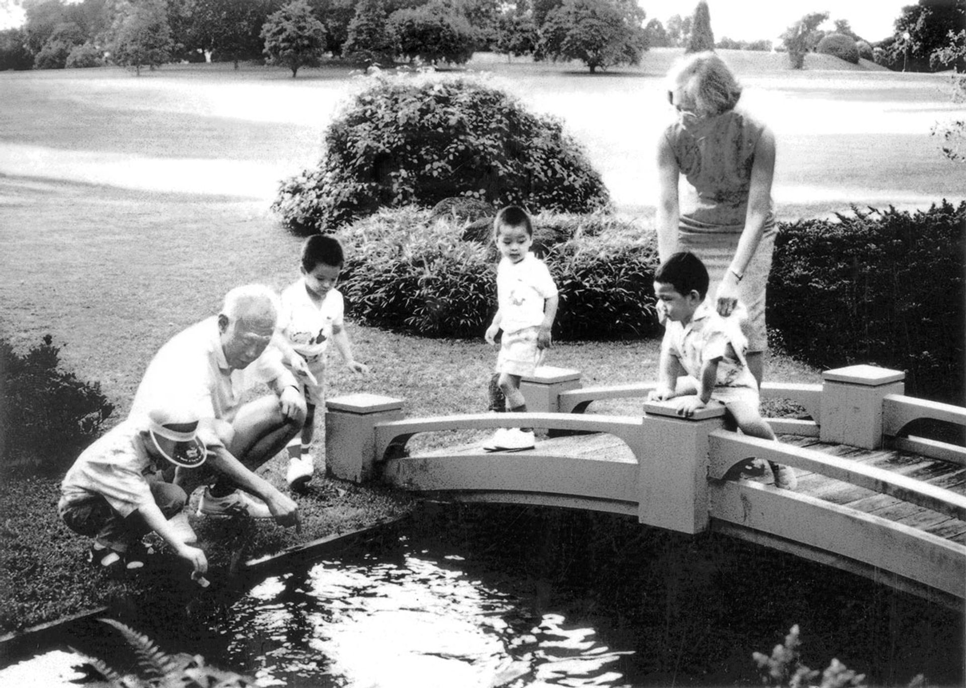Mr and Mrs Lee, with grandsons (from left) Yipeng, Shengwu, Huanwu and Hongyi, feeding the fish at the Japanese Garden in the Istana in 1989. Photo: Chua Soo Bin