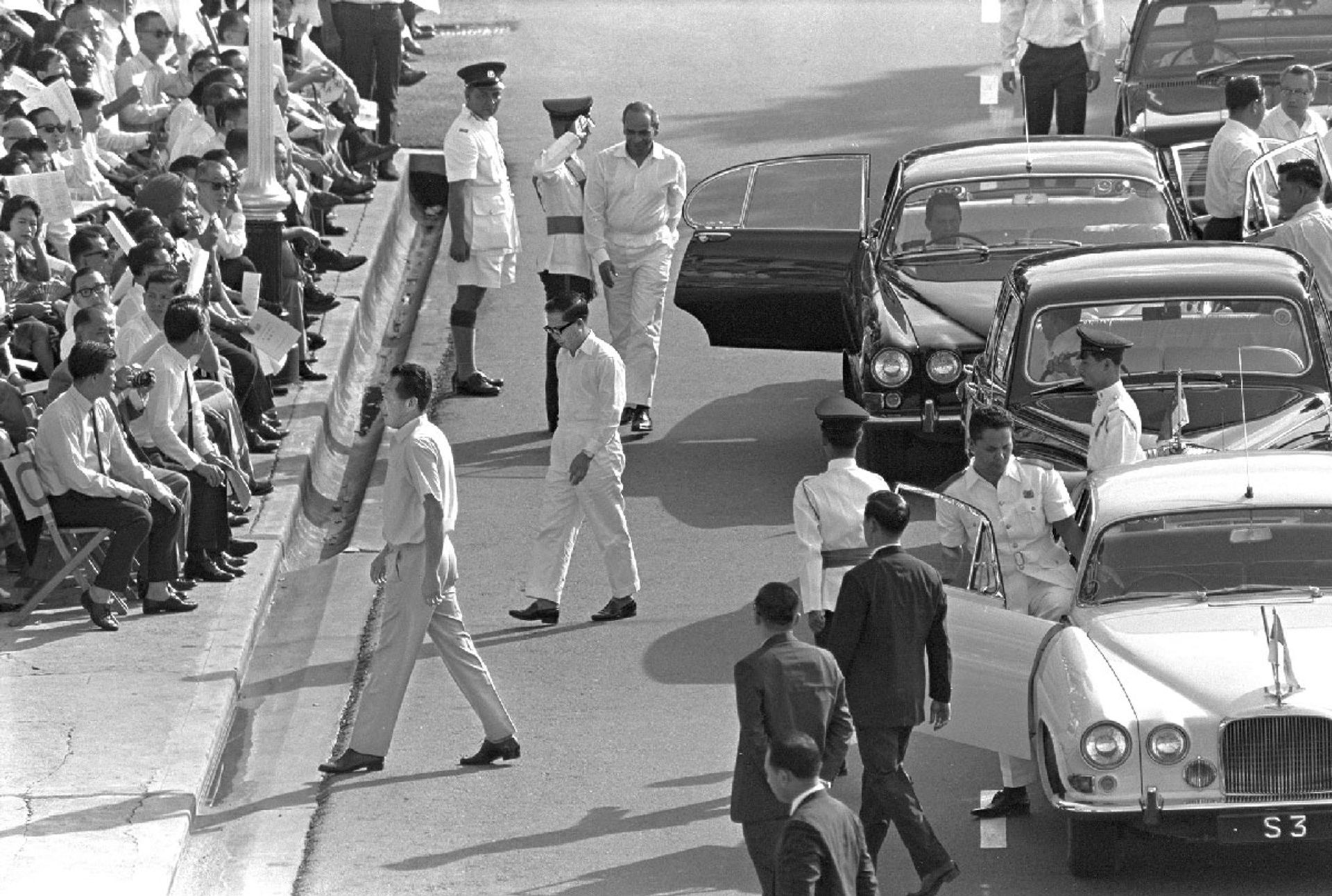 Mr Lee arriving at City Hall for the 1966 National Day Parade at the Padang – Singapore’s first after independence – with Deputy Prime Minister Toh Chin Chye and Minister for Foreign Affairs and Culture S. Rajaratnam. Source: MCI Collection