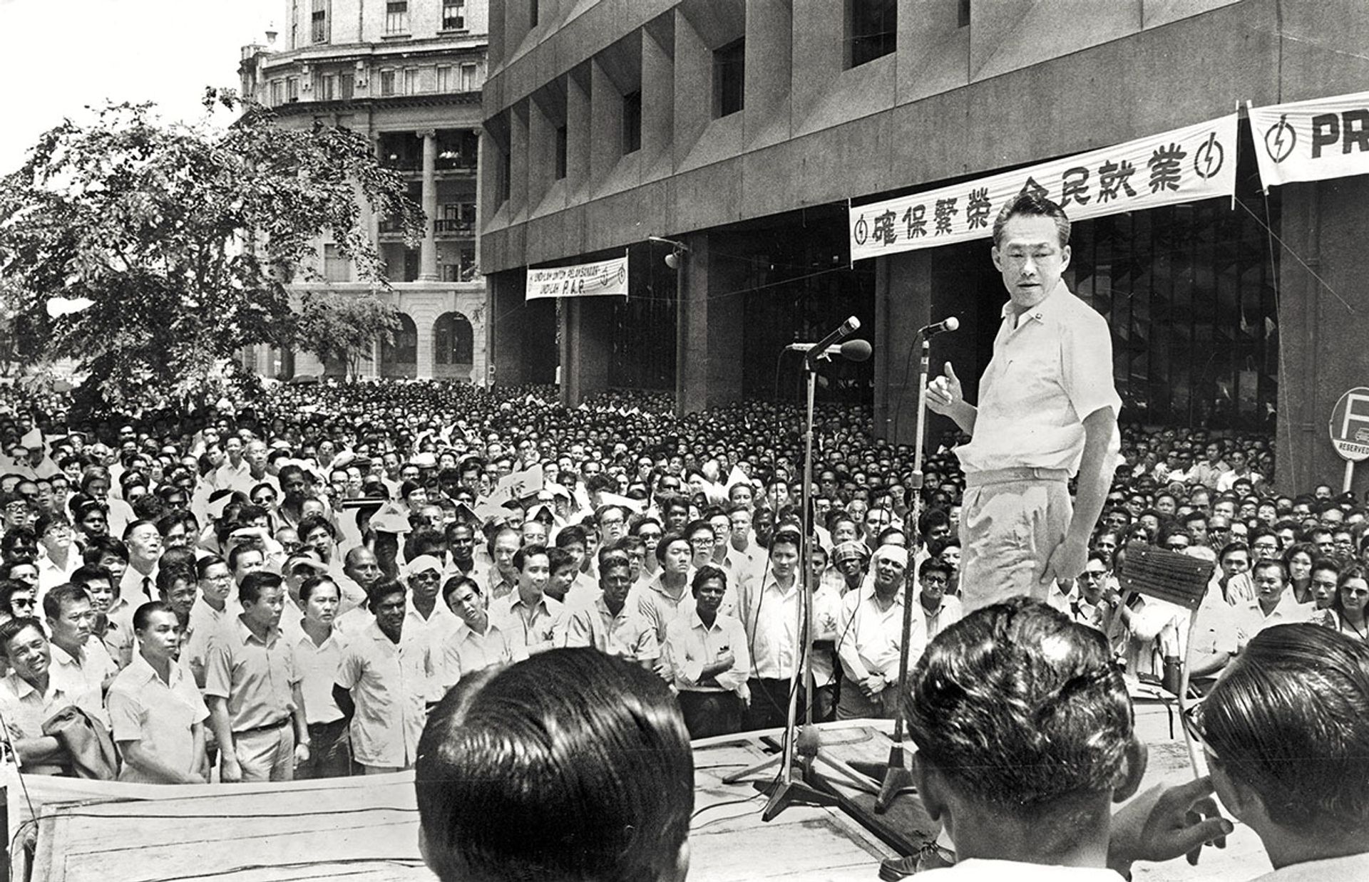Mr Lee’s lunchtime rally at Fullerton Square on Aug 29, 1972. His lunchtime rallies were the highlight of many election campaigns. Source: The Straits Times