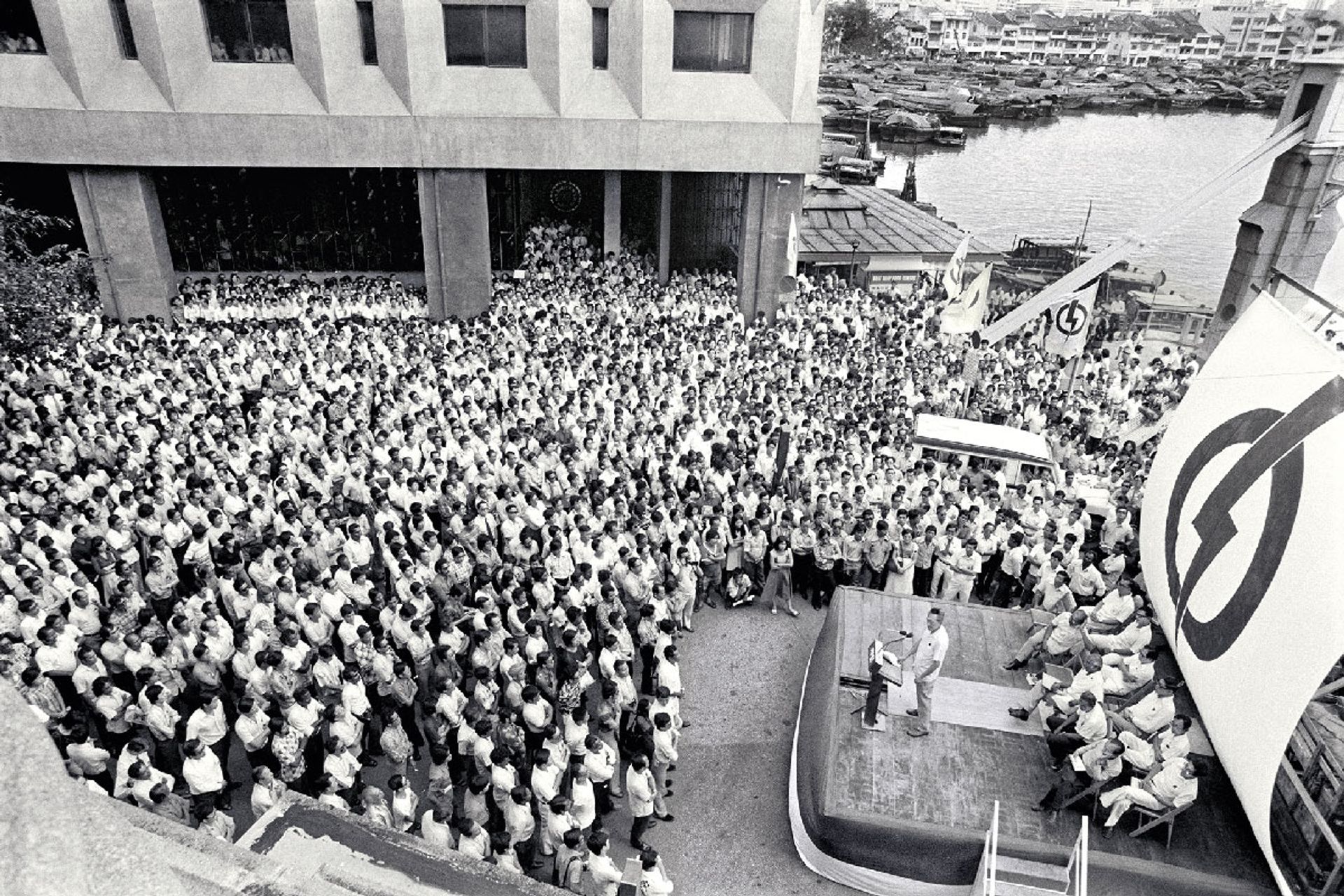 Mr Lee delivering one of his many memorable speeches to office workers during his lunchtime rally at Fullerton Square on Dec 20, 1976. Photo: Jerry Seh/New Nation