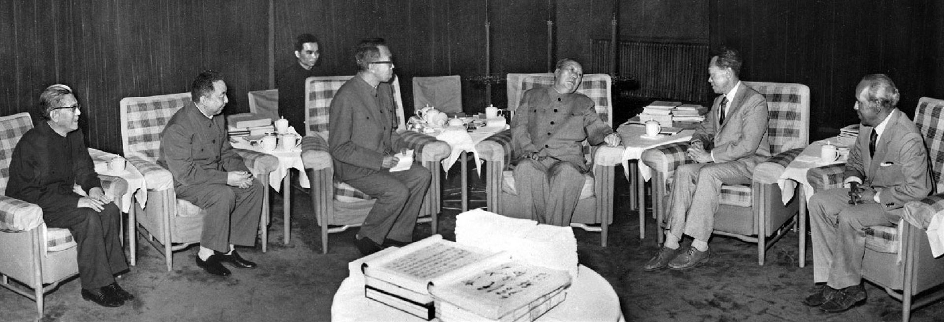 The only time Mr Lee (second from right) met Chairman Mao Zedong (third from right) was during his first visit to China in May 1976. Also present at the 15-minute meeting in Mao’s private residence at Zhongnanhai were (from left) Chinese Foreign Minister Qiao Guanhua, Premier Hua Guofeng, an interpreter and Singapore Foreign Minister S. Rajaratnam. Source: Xinhua