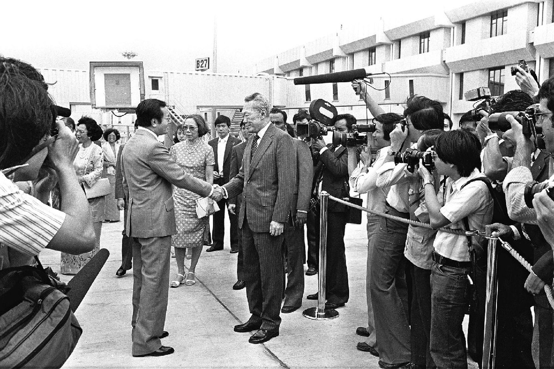 Malaysian Prime Minister Mahathir Mohamad thanking Mr Lee at Paya Lebar Airport after his first official visit to Singapore in 1981. ST Photo: Wan Seng Yip