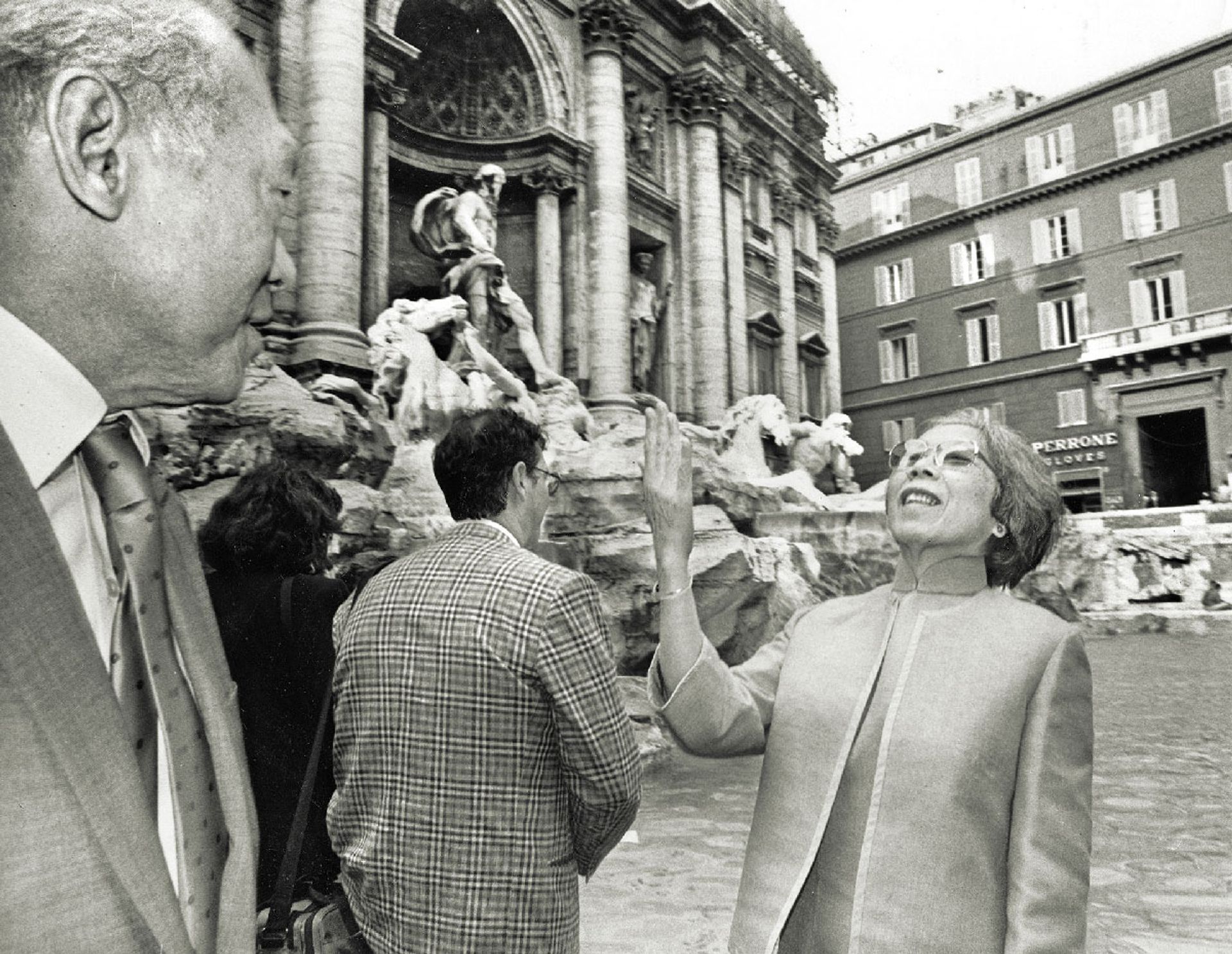 Mrs Lee tossing a coin into the Trevi Fountain in Italy during the couple’s visit to the country in April 1988. ST Photo: Yow Yun Woh