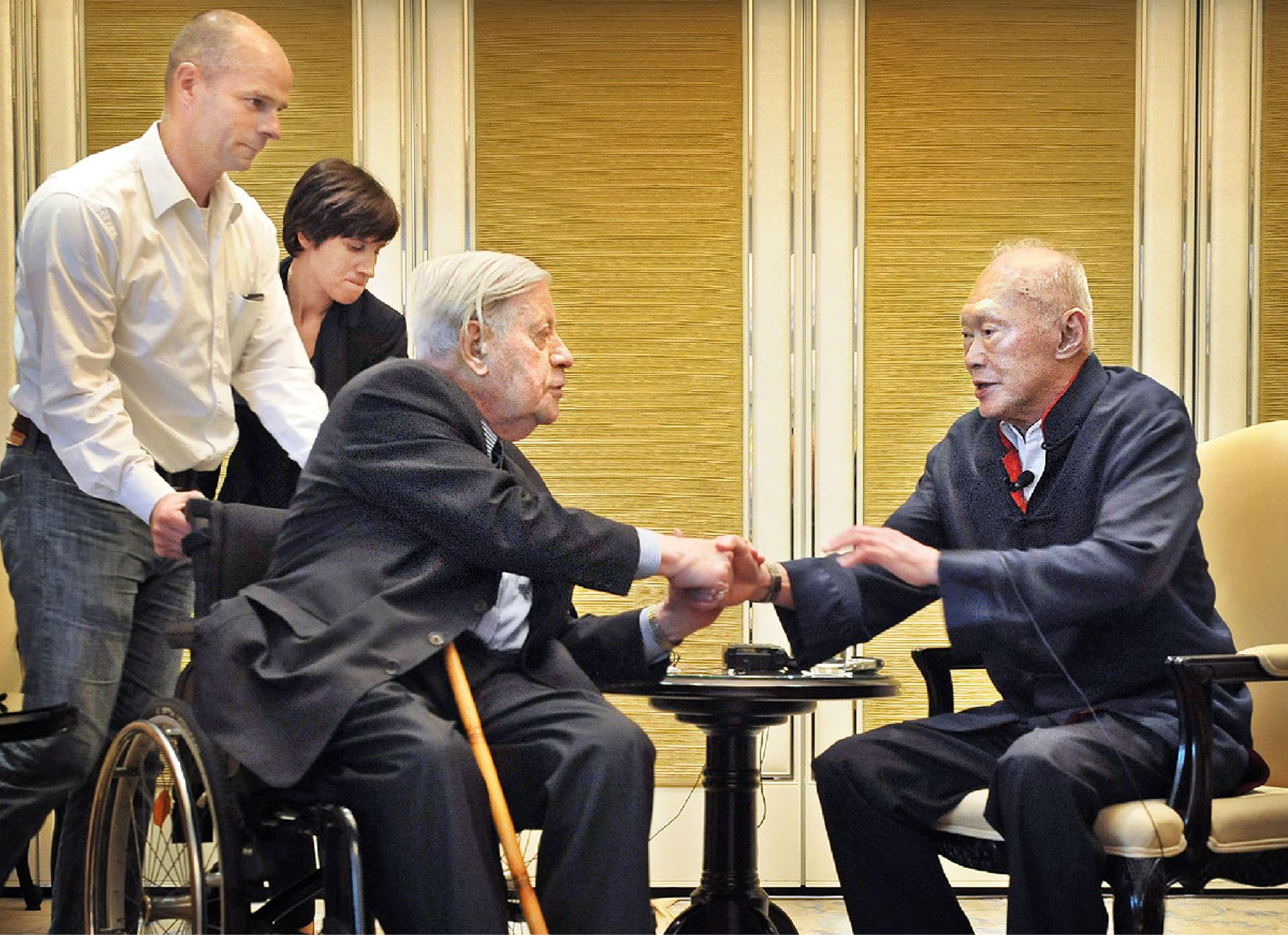 Saying goodbye to former German chancellor Helmut Schmidt, 91, who travelled to Singapore to bid Mr Lee, 88, a final farewell on May 7, 2012. Mr Schmidt died in November 2015, eight months after Mr Lee’s death. ST Photo: Alphonsus Chern
