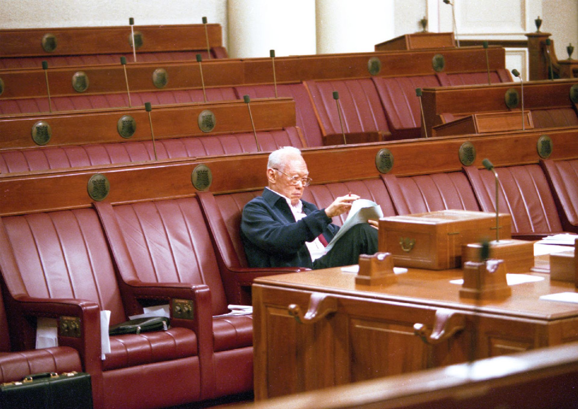 Alone in the chamber of Old Parliament House after the last Parliament sitting there on Sept 6, 1999. This photo was taken at 6.20pm before MPs took a symbolic walk to the new Parliament building next door (below). Over the span of 34 years, Mr Lee spent many hours debating in this chamber. These speeches are now lodged in Parliament’s archives. Photo: Chin Fook Chew/Lianhe Zaobao