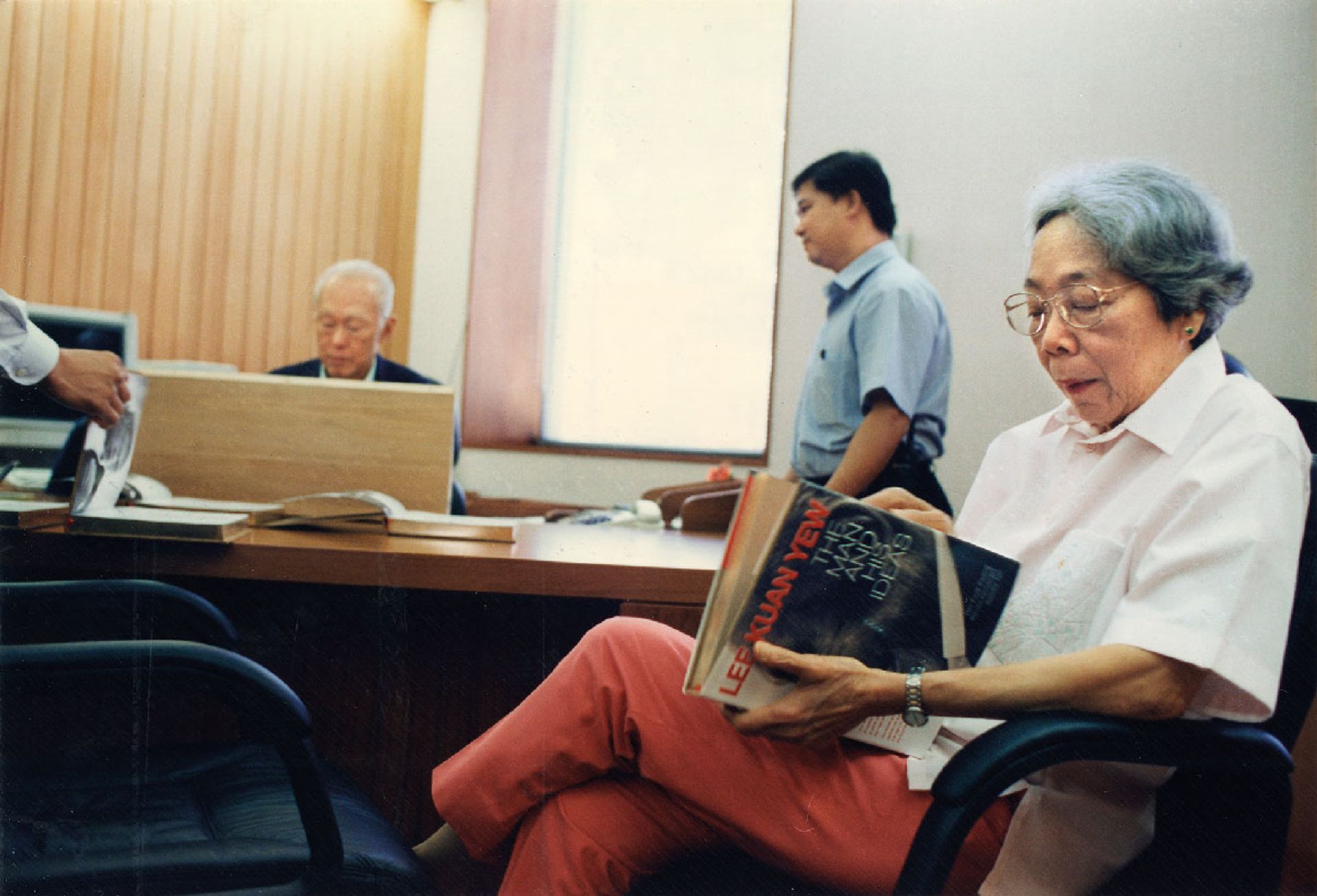 Mrs Lee waiting patiently by Mr Lee’s desk as he signs copies of Lee Kuan Yew: The Man And His Ideas in his office on Sept 16, 1997. ST Photo: George Gascon