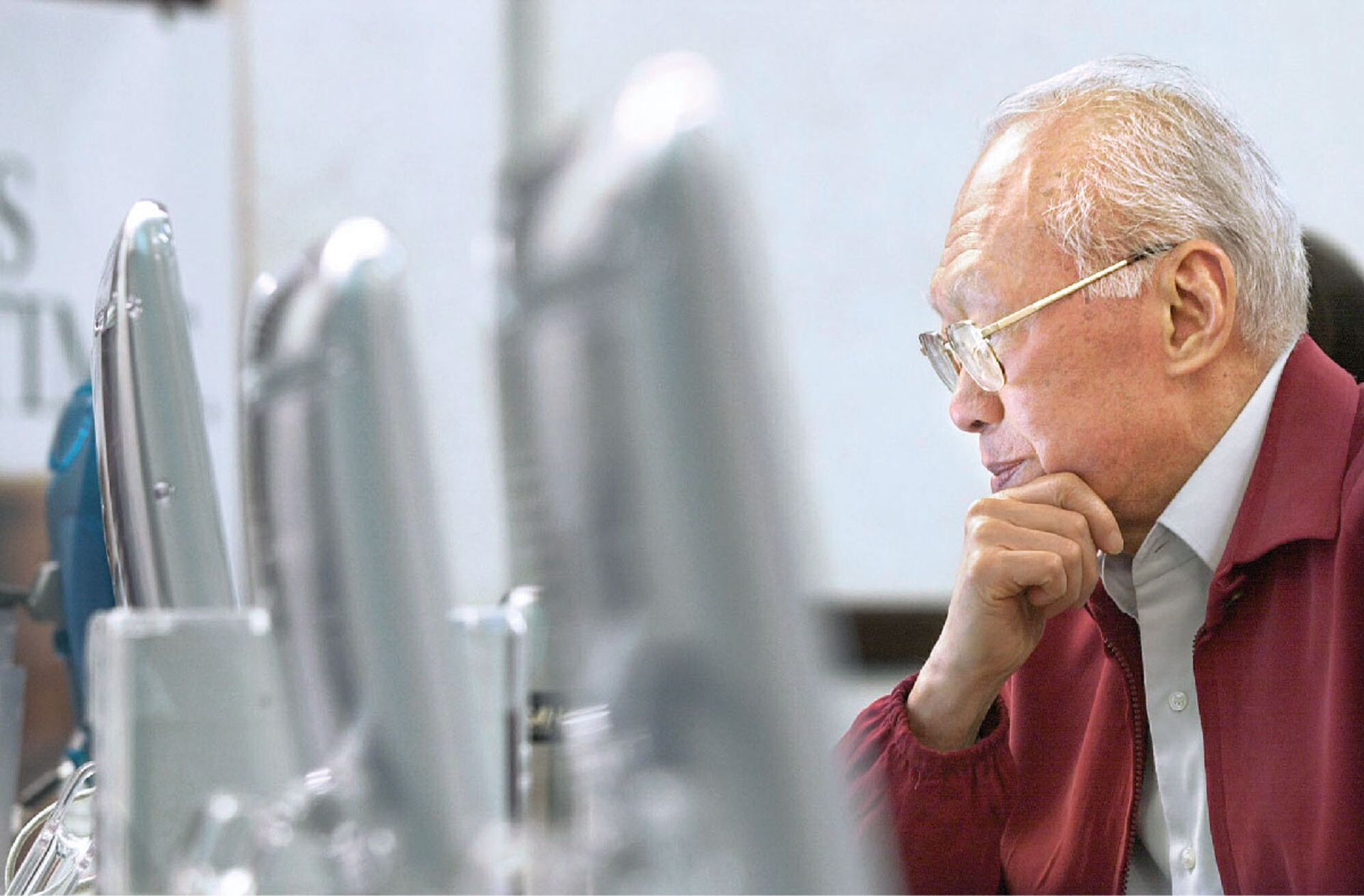 Keeping up with the times, Mr Lee, 77, logged on to field questions about his memoirs, From Third World To First, in a Web chat organised by The Straits Times at the Times House building on Sept 29, 2000. Mr Lee spent nine months learning to use the computer so that he could communicate with his Cabinet colleagues via e-mail. ST Photo: George Gascon