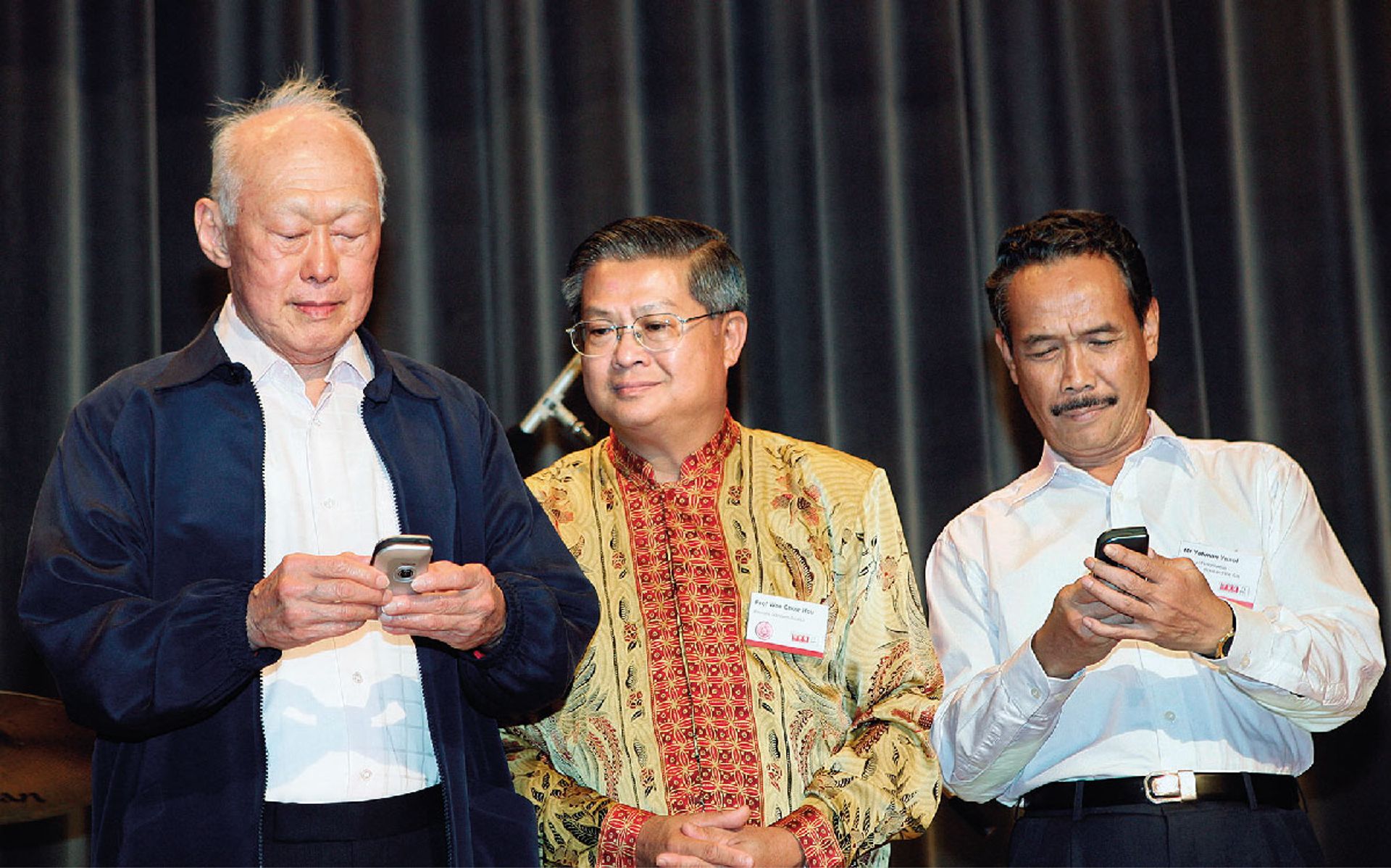 At the Speak Mandarin Campaign’s anniversary in 2004, Mr Lee sent out an SMS message in Chinese. With him is Promote Mandarin Council chairman Wee Chow Hou (centre) and Mr Yatiman Yusof, Senior Parliamentary Secretary for the Ministry of Information, Communications and the Arts. ST Photo: Lau Fook Kong