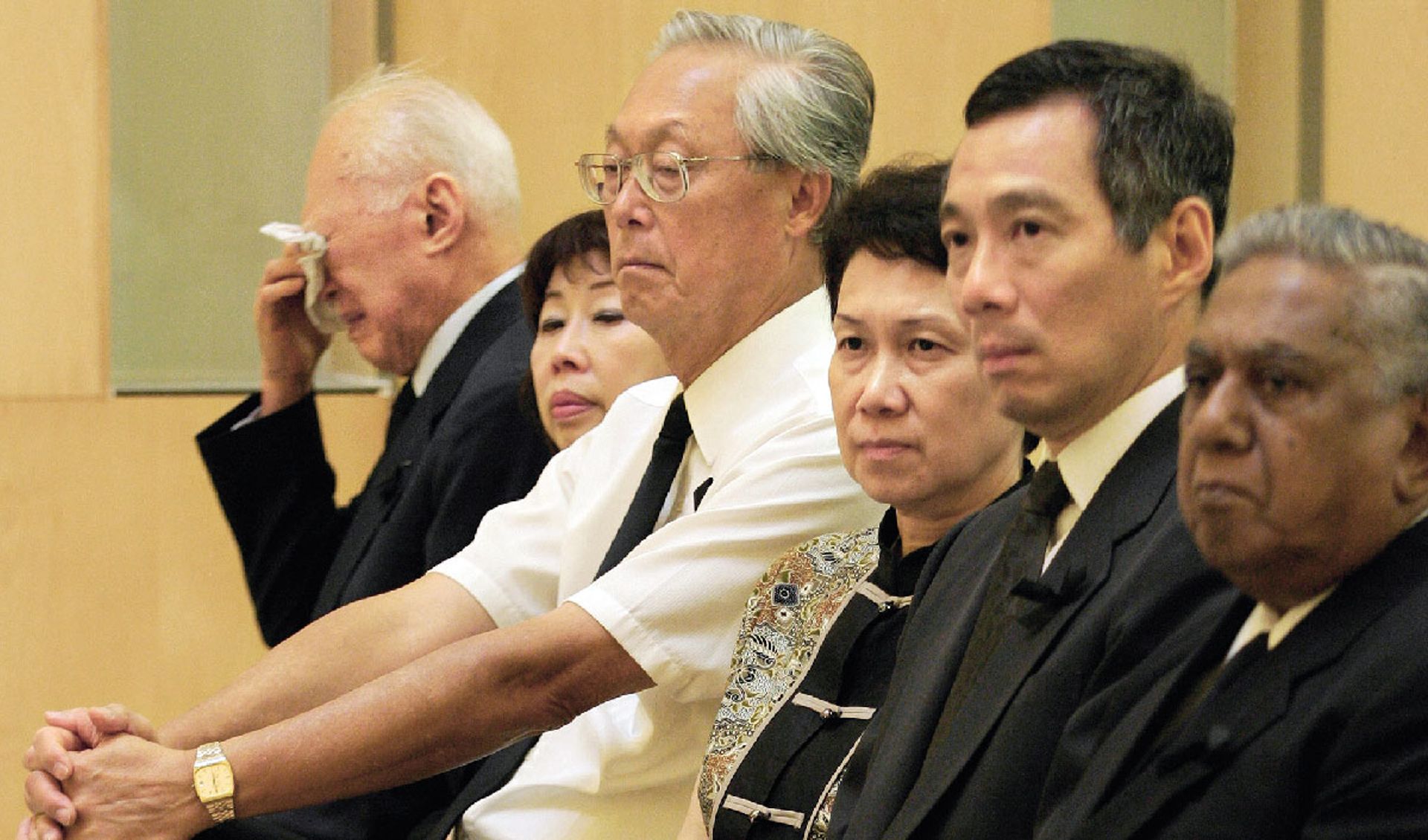 Mr Lee wiping away his tears at the funeral of former president Wee Kim Wee at Mandai Crematorium on May 6, 2005. With him is (from right) President S R Nathan, Prime Minister Lee Hsien Loong, Mrs Lee, Senior Minister Goh Chok Tong and Mrs Goh. Mr Wee, widely known as the People’s President, was the cousin of the elder Mr Lee’s mother. Photo: Dennis Thong/Lianhe Zaobao