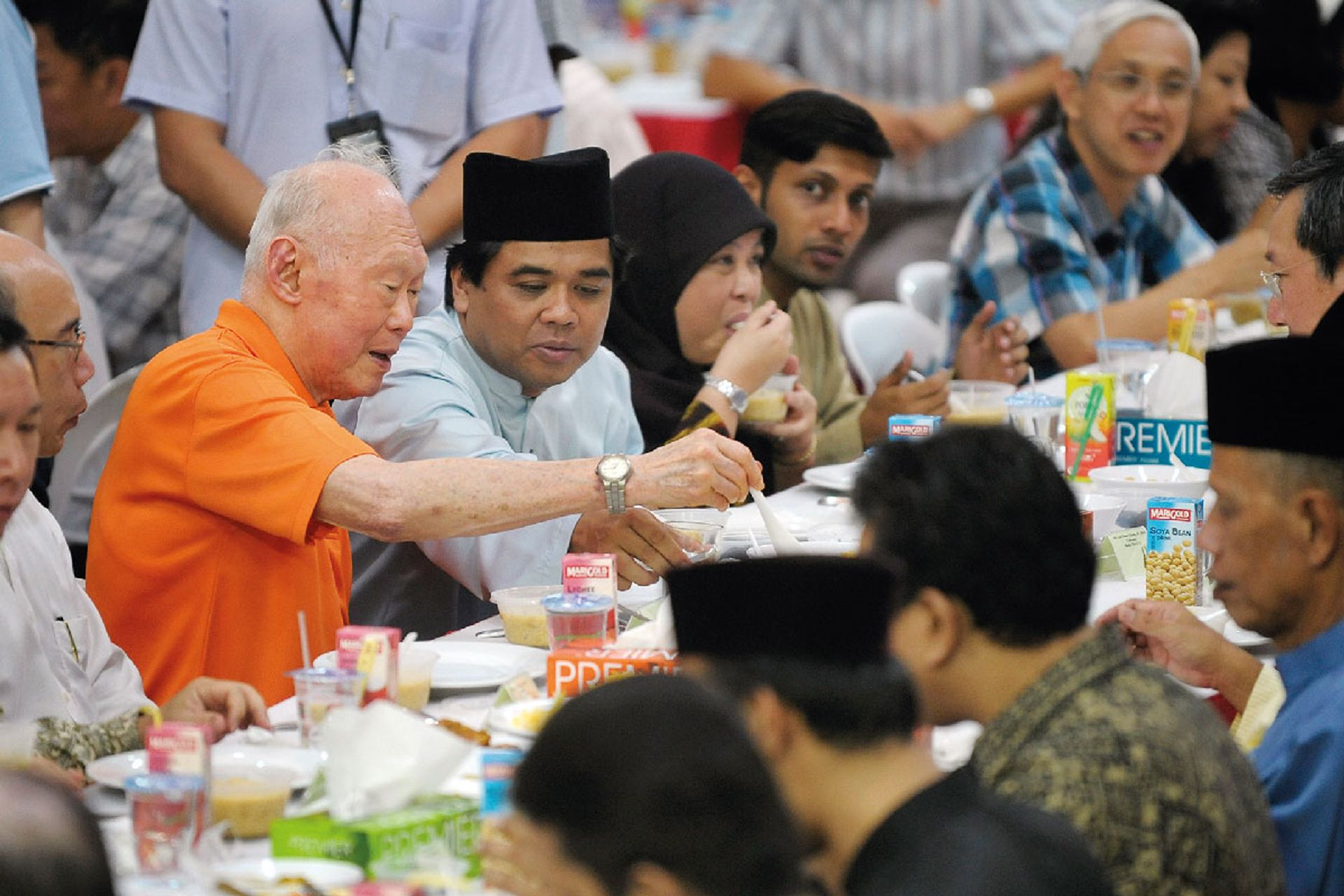 Breaking fast with 1,000 Radin Mas residents – both Muslim and non-Muslim – to celebrate Racial Harmony Day on Sept 4, 2010. ST Photo: Desmond Lim