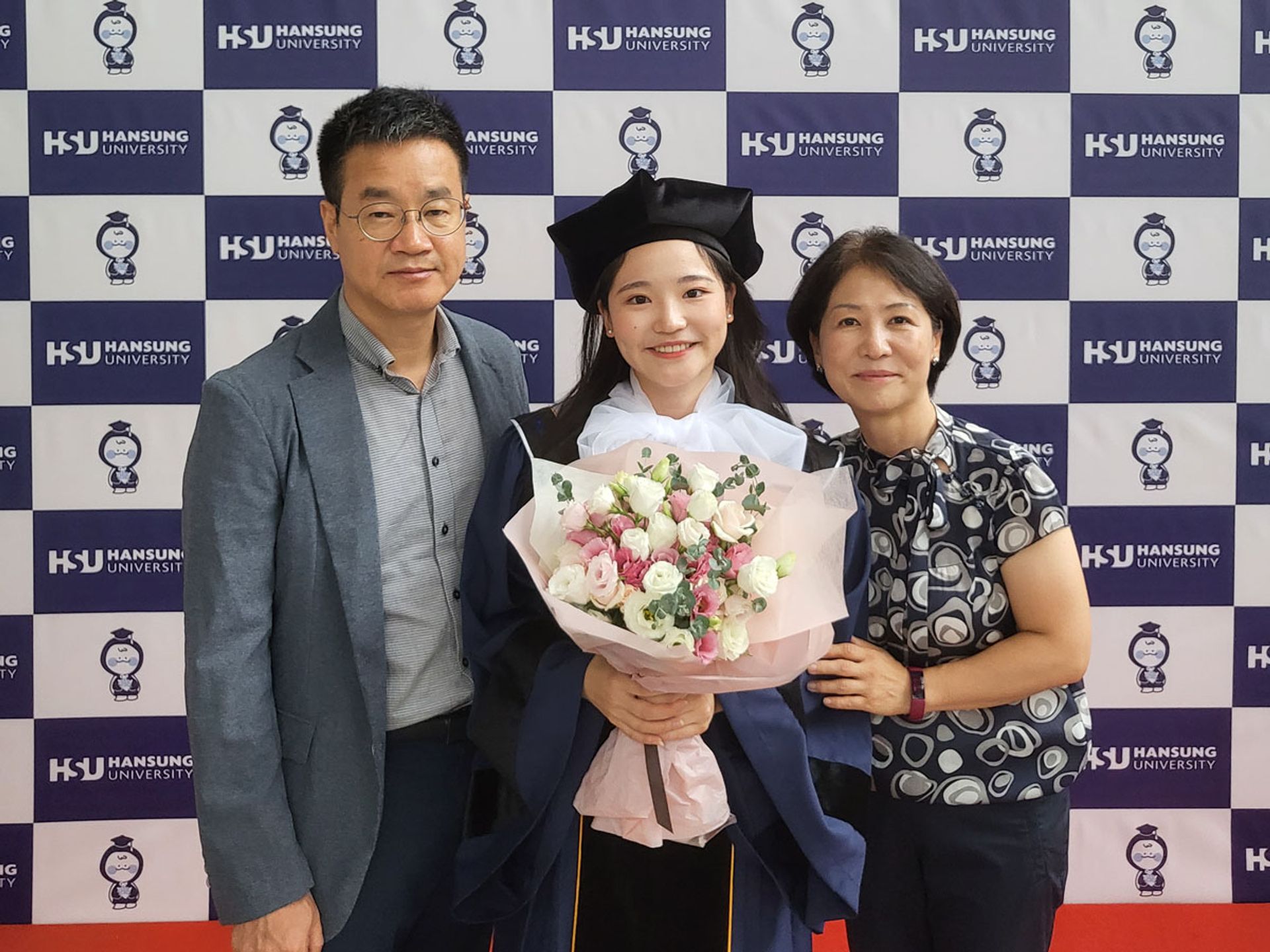 The family at Ms Lee Sang-eun’s university graduation ceremony. PHOTO: SUNNY KANG