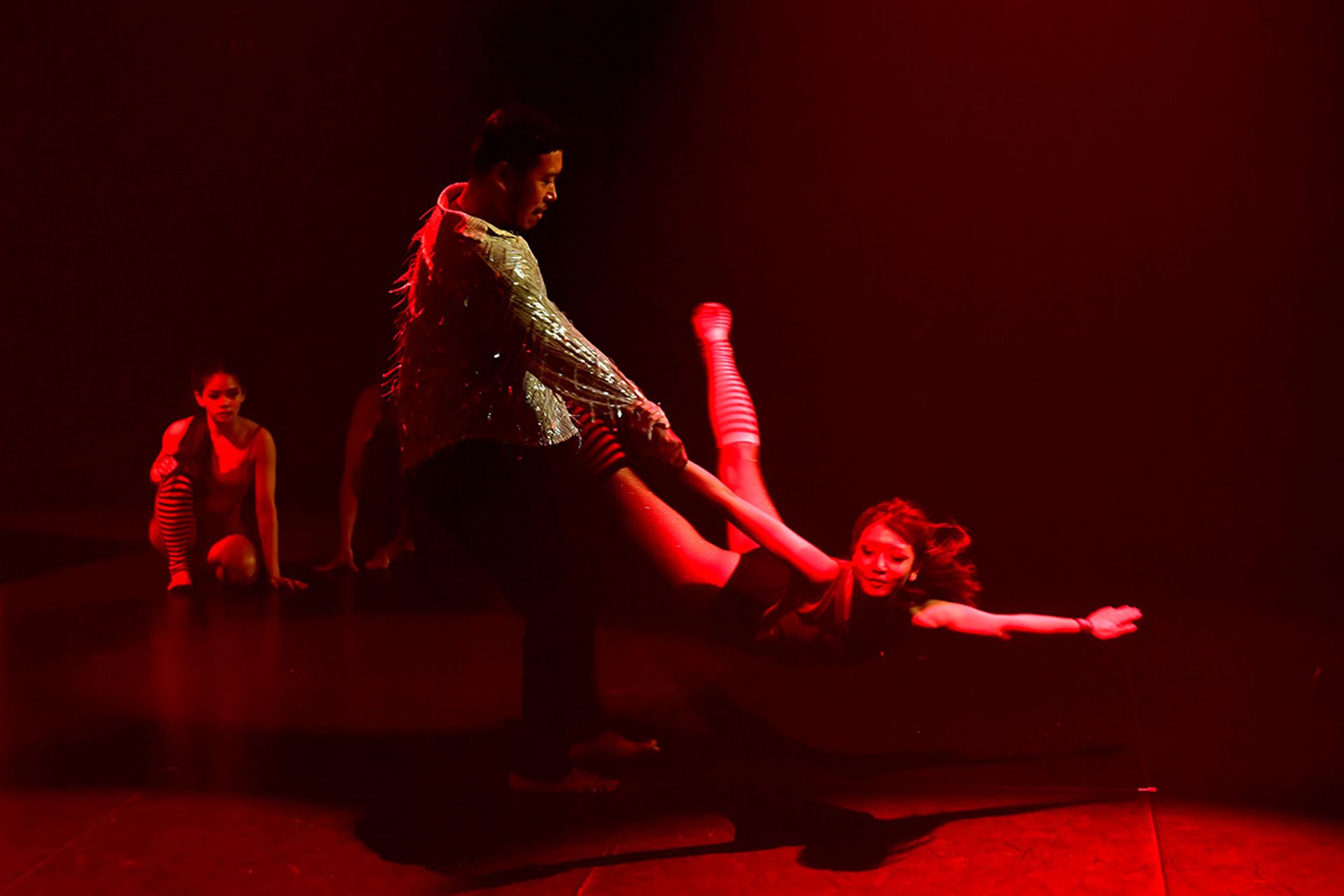 “Strongman” Yap Yan Chuan lifting acrobat Lee Qing Hui in a graceful move that resembles a dance.