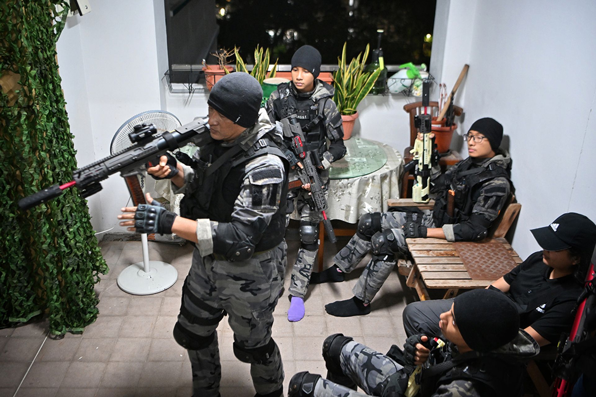 After explaining the close-quarter combat scenario near the doghouse, Mr Mohd Munir shows his family the most efficient way to run the course.