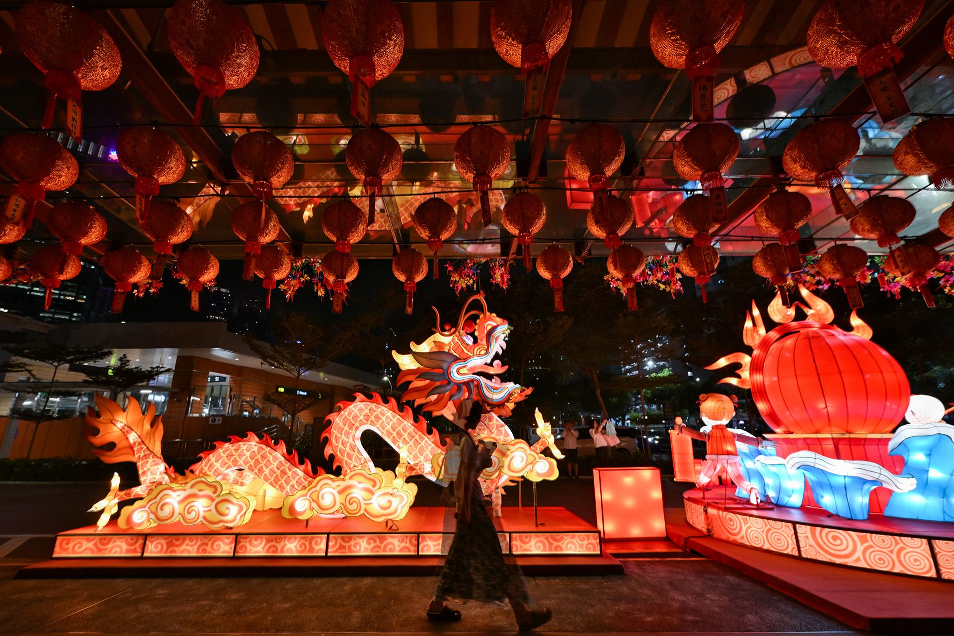 A dragon-themed lantern display outside the Buddha Tooth Relic Temple. ST PHOTO: LIM YAOHUI
