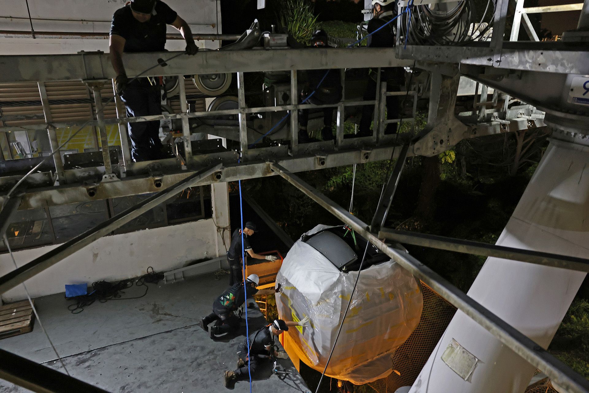 Two cables are used to lift the SkyOrb, while a pair of ropes attached to the bottom of the cabin help guide its movement and prevent excessive swaying during the hoisting process.