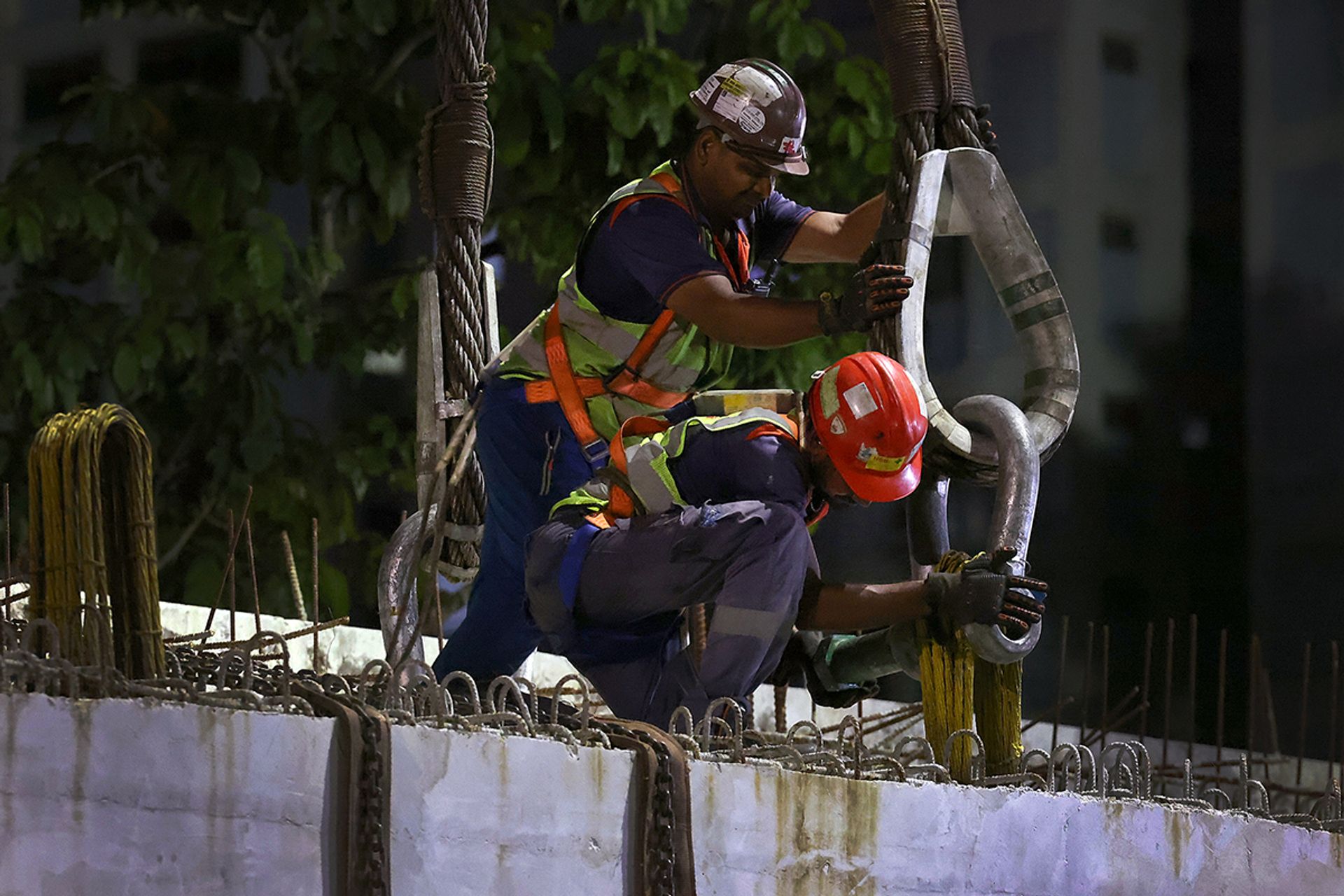 The beam is then hooked onto the crane.