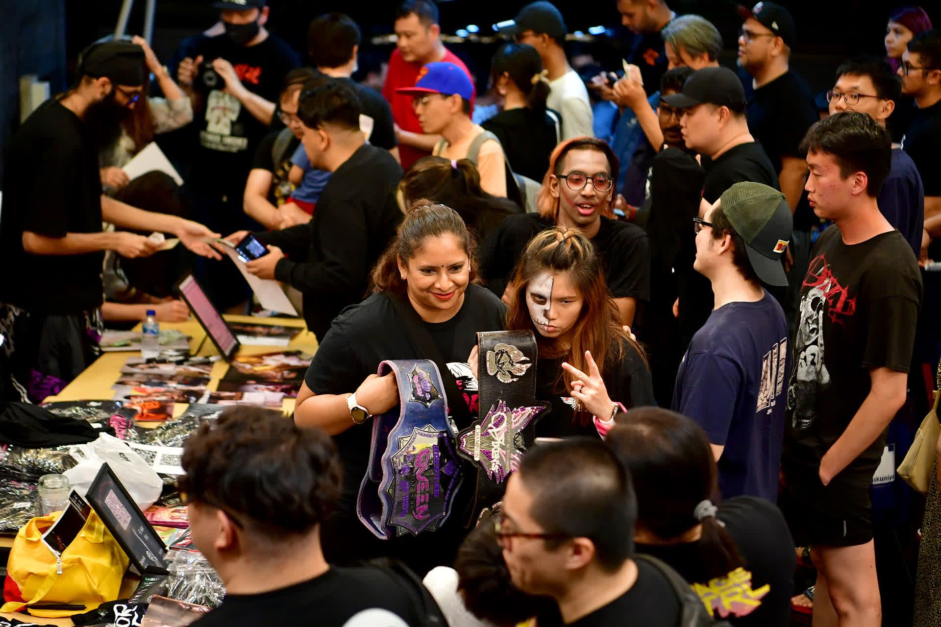 Lee posing with fans after the match.