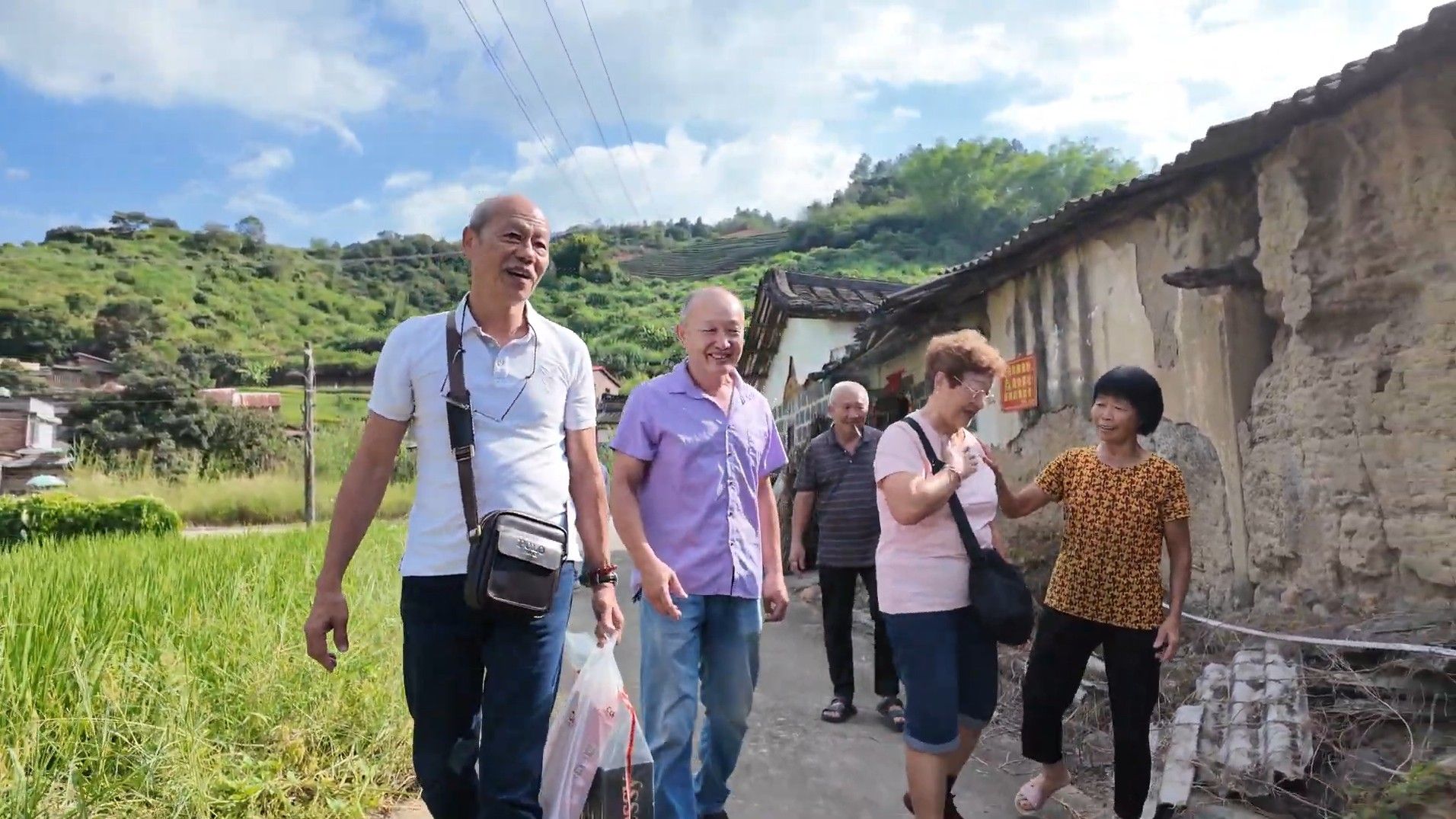 Thirty-six years later, in 2025, 65-year-old Mr Aw returned to Anxi with his siblings.