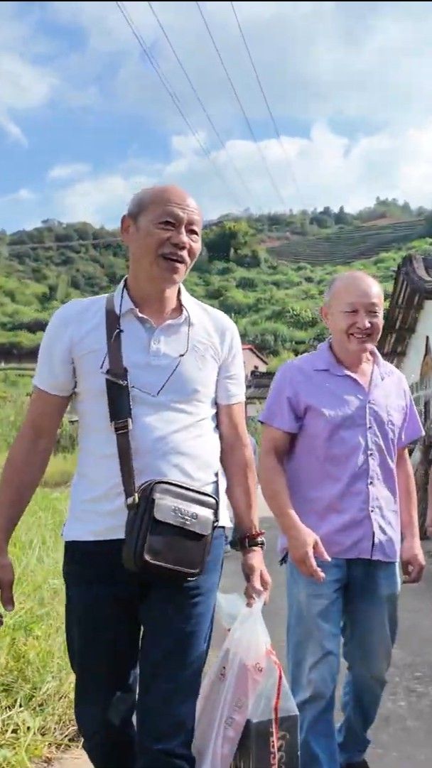 Thirty-six years later, in 2025, 65-year-old Mr Aw returned to Anxi with his siblings.