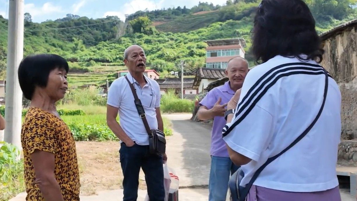 Thirty-six years later, in 2025, 65-year-old Mr Aw returned to Anxi with his siblings.