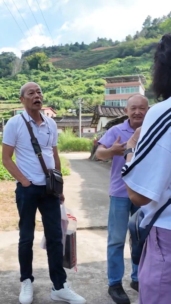 Thirty-six years later, in 2025, 65-year-old Mr Aw returned to Anxi with his siblings.