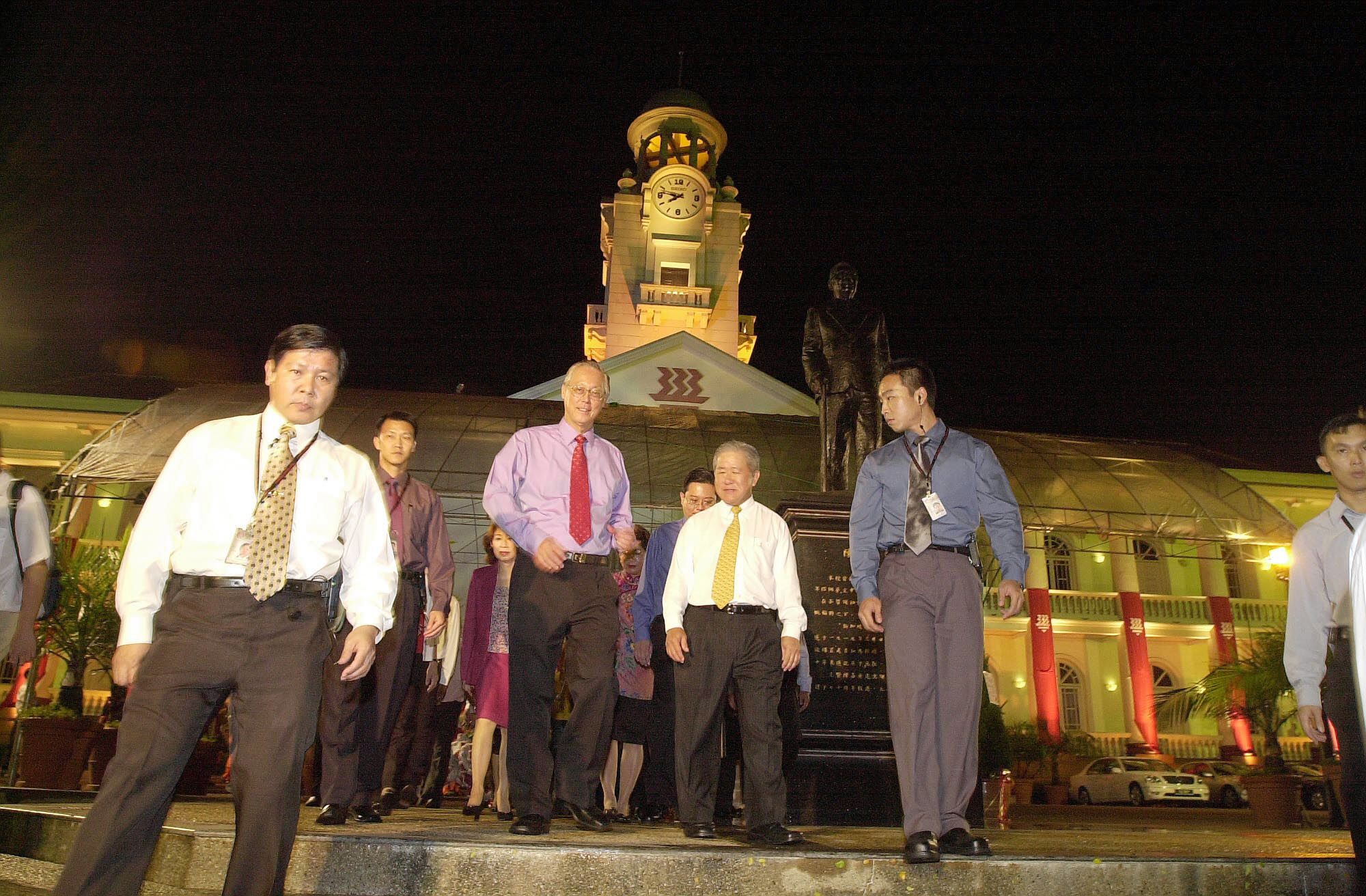 Tjen (in blue) escorting then Prime Minister Goh Chok Tong in March 2004.
