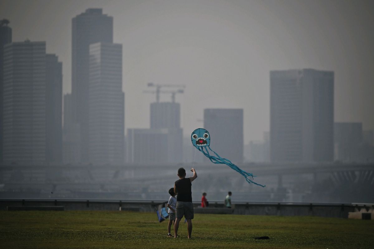 Hazy condition seen in Southern Singapore, from Marina Barrage at 5.15pm. 24hr PSI for Central Singapore is 112.